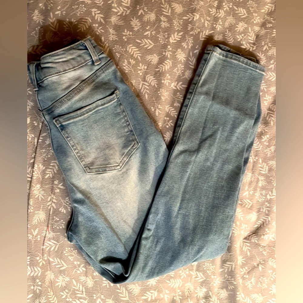 Distressed light wash *Wax Jean* ‘mom Jean’ fit!